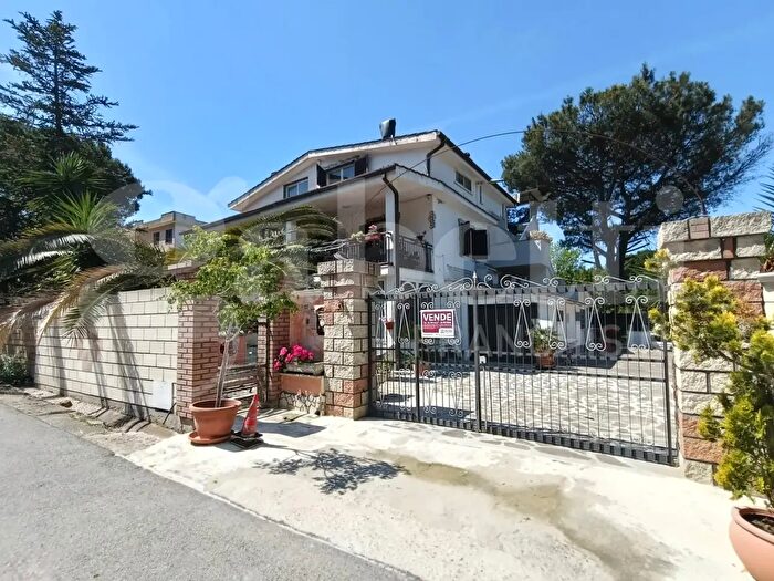 Casa con 5 locali in vendita in Via Lago di Bolsena, Anzio