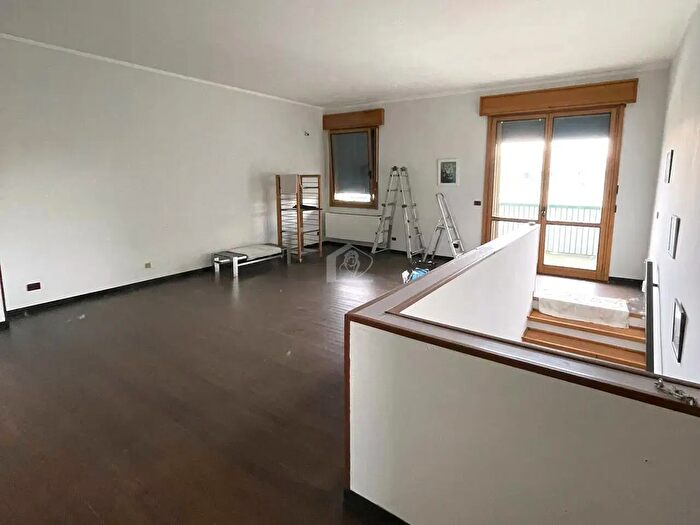 Appartamento con 8 locali in vendita in Suzzara