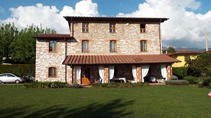 Casa con 6 locali in affitto in Forte Dei Marmi