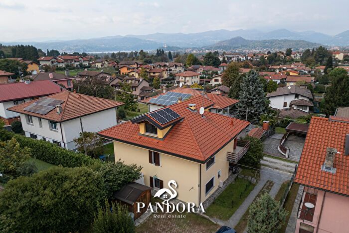 Casa con 5 locali in vendita in Via XXV Aprile, Taino