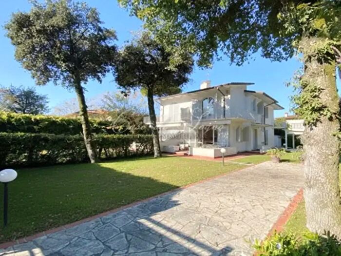 Casa con 6 locali in vendita in Via Raffaele De Grada, Forte Dei Marmi