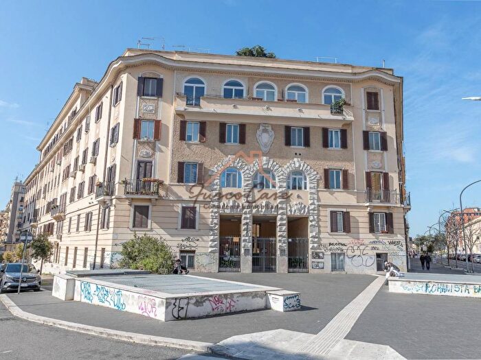 Appartamento trilocale in affitto in Via La Spezia, San Giovanni, Roma