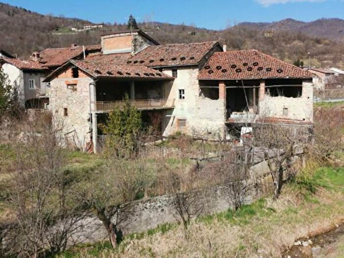 Casa con 6 locali in vendita in Bagnasco