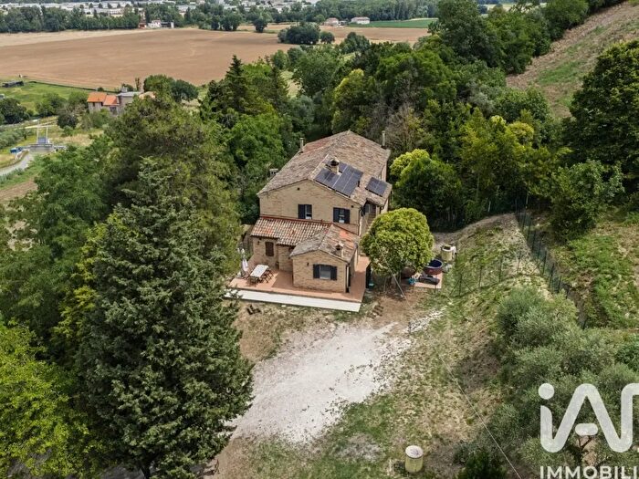 Casa con 7 locali in vendita in Via Isola, Macerata
