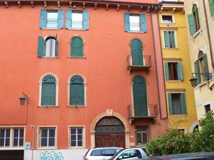 Appartamento bilocale in affitto in Piazzetta Antonio Tirabosco, Centro Storico, Verona