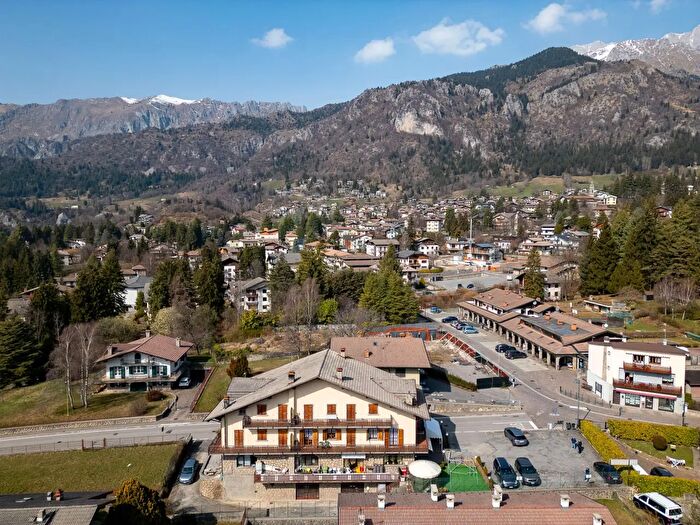 Casa con 20 locali in vendita in Via Borgaiolo, Castione Della Presolana