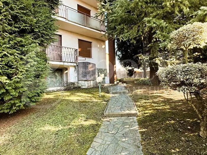 Casa con 8 locali in vendita in Turate