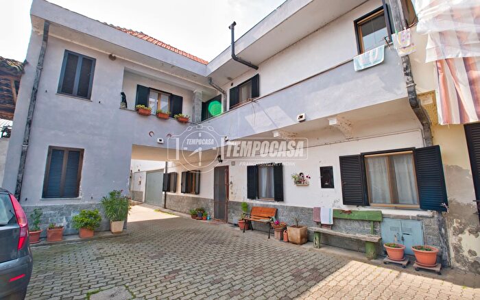 Appartamento con 6 locali in vendita in Via San Pietro, Casalino