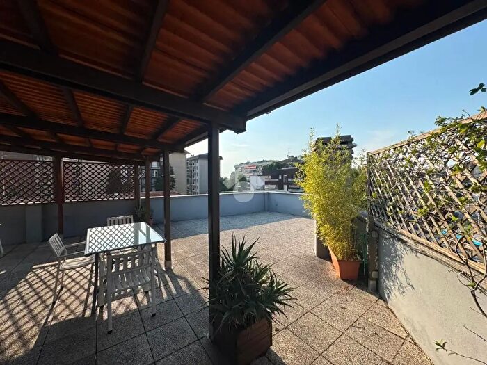 Appartamento trilocale in vendita in Viale Faenza, Milano