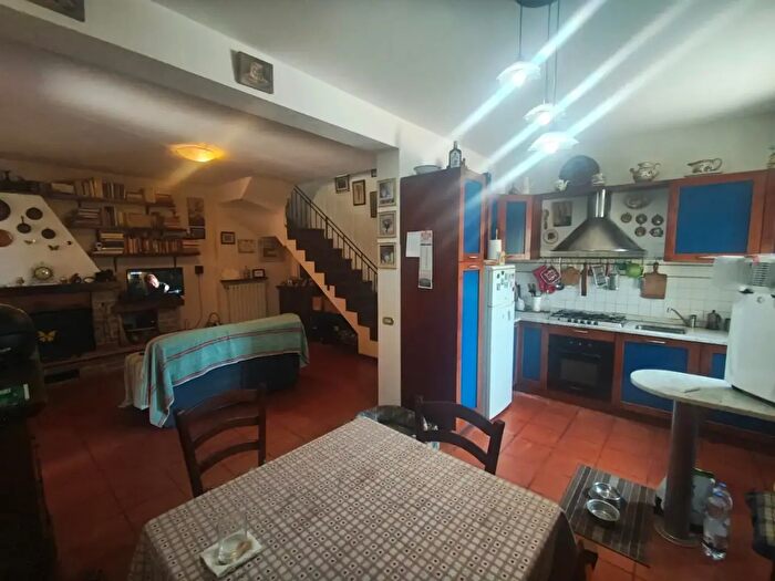 Casa con 5 locali in vendita in Pescaglia