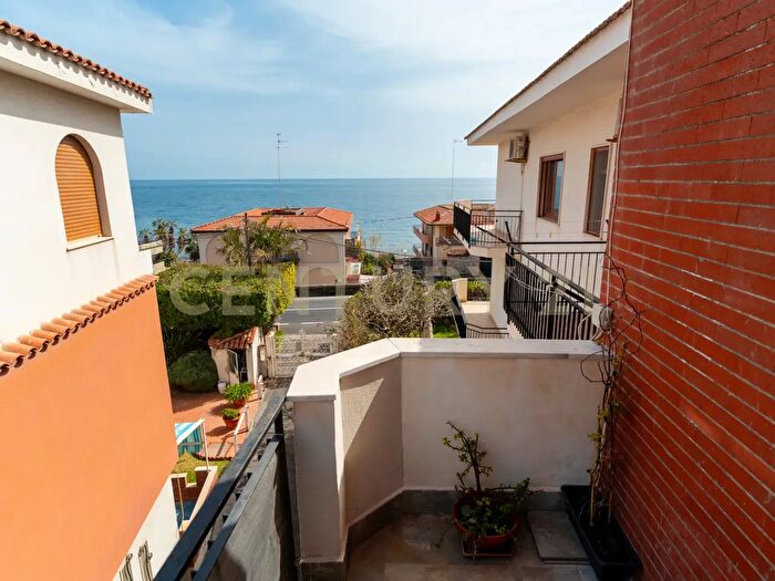 Appartamento trilocale in vendita in Via Livorno, Aci Castello