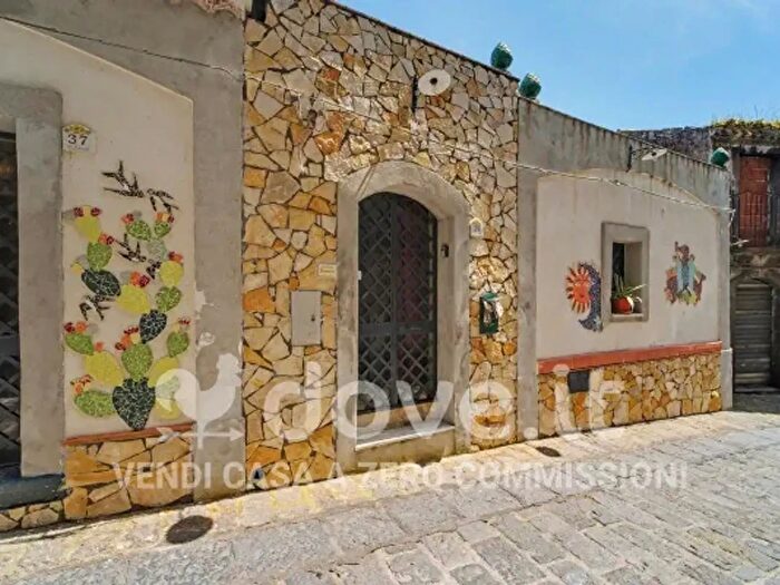 Casa quadrilocale in vendita in Via Federico II, Castiglione Di Sicilia