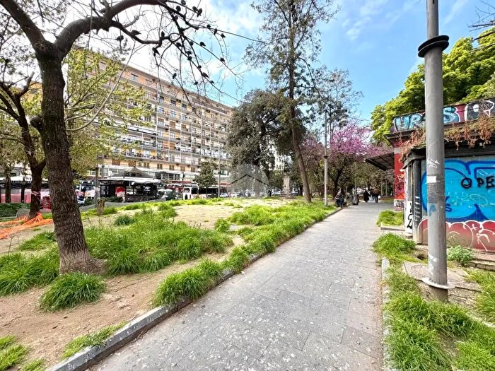 Appartamento trilocale in vendita in Via Antonio Villari, Napoli