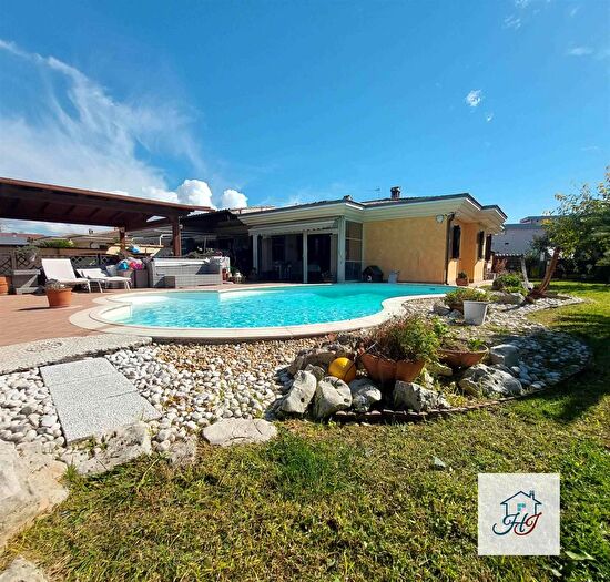 Casa con 6 locali in vendita in Via Casal di Claudia, Anzio