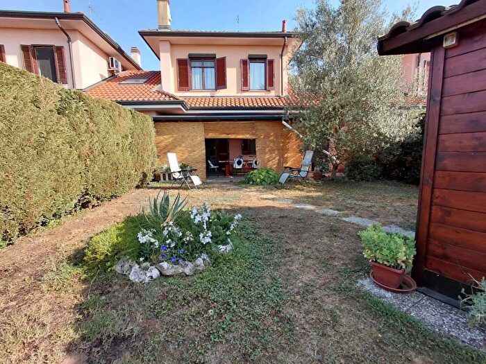 Casa quadrilocale in vendita in Via Stelvio, Arconate