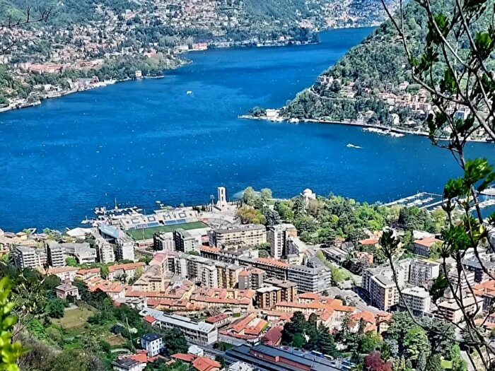 Appartamento bilocale in affitto in Via Santo Garovaglio, Como