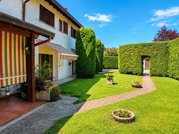 Casa con 9 locali in vendita in Via Mazzini, Ceriano Laghetto
