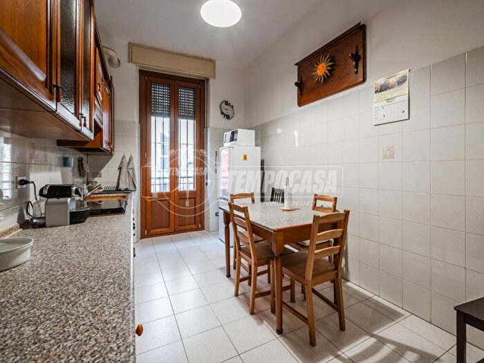 Appartamento trilocale in affitto in Viale Gian Galeazzo, Ticinese, Milano