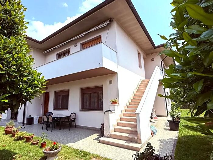 Casa con 10 locali in vendita in Vicopisano