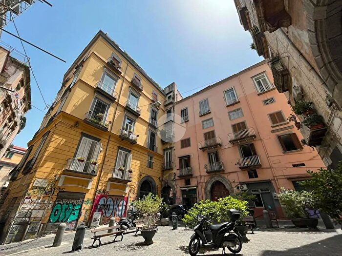 Appartamento con 5 locali in vendita in Largo Ecce Homo, Napoli