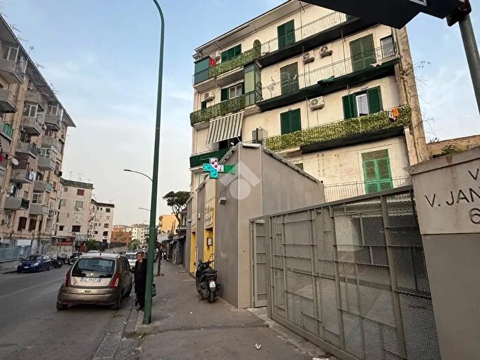 Appartamento trilocale in vendita in Via Vincenzo Janfolla, Napoli