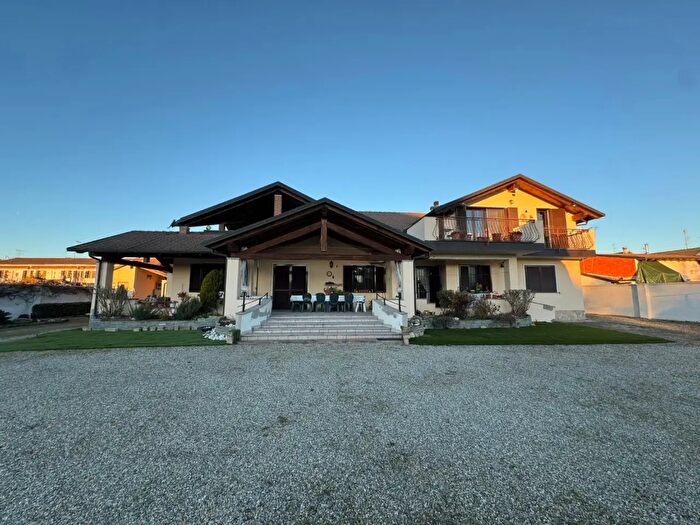 Casa con 8 locali in vendita in Via Prarolo, Vercelli