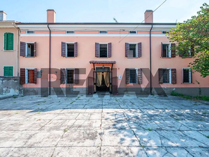 Casa quadrilocale in vendita in Via Padre Kolbe, Commessaggio