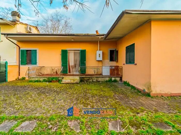 Appartamento con 6 locali in vendita in Via Como, Massa