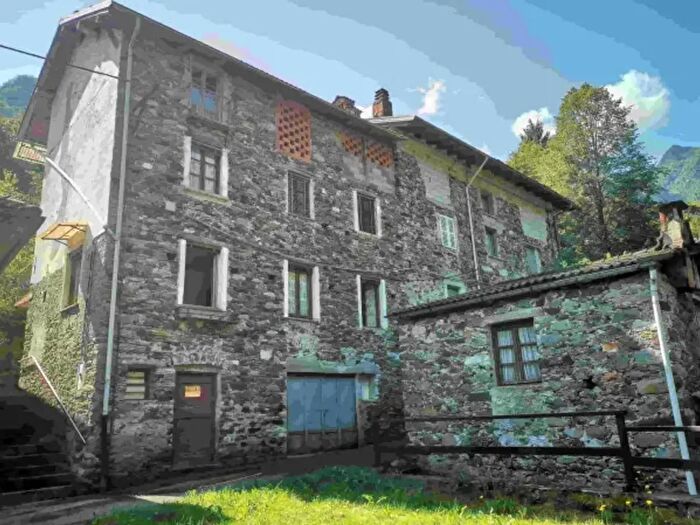 Casa con 6 locali in vendita in Località Isola, Varallo