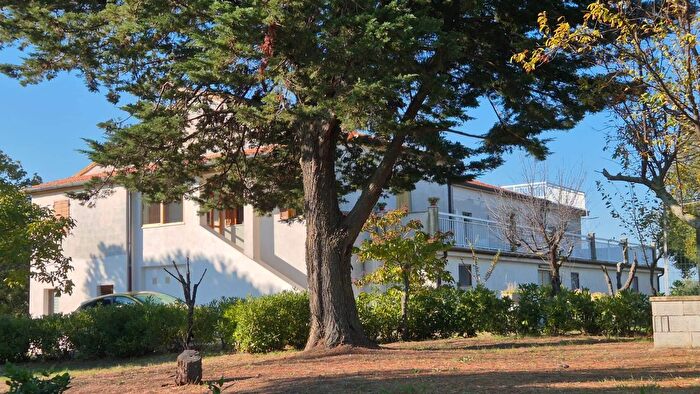 Casa con 10 locali in vendita in Senigallia