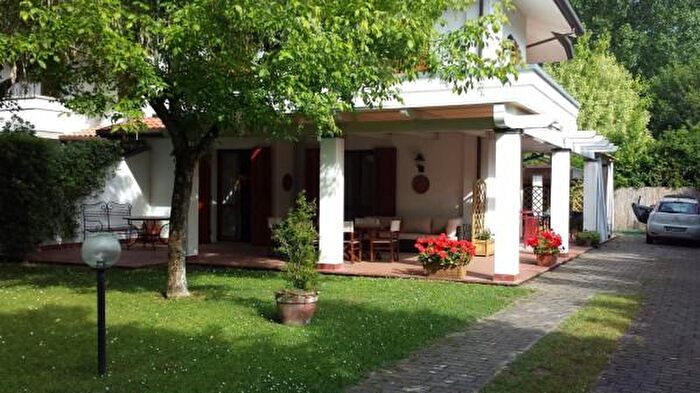 Casa con 6 locali in affitto in Forte Dei Marmi