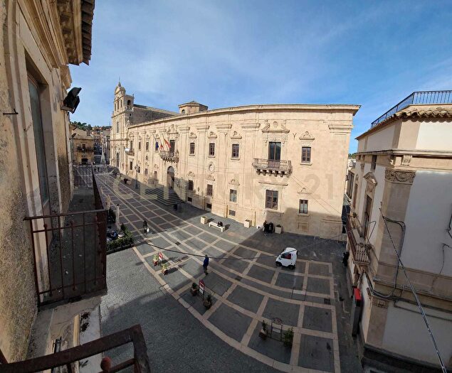 Appartamento quadrilocale in vendita in Via Donna Giovanna dAustria, Militello In Val Di Catania