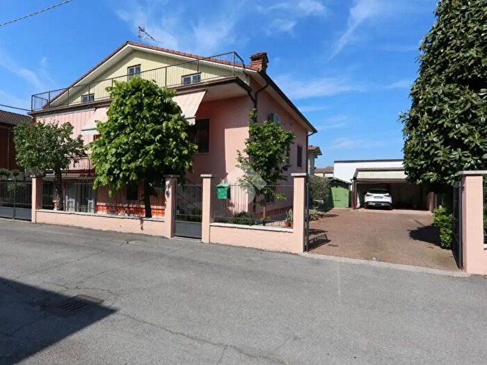 Casa con 6 locali in vendita in Via Solferino E San Martino, Roverbella