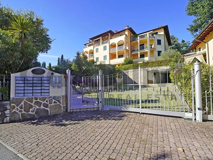 Appartamento trilocale in vendita in Via Privata della Brusada, Gardone Riviera