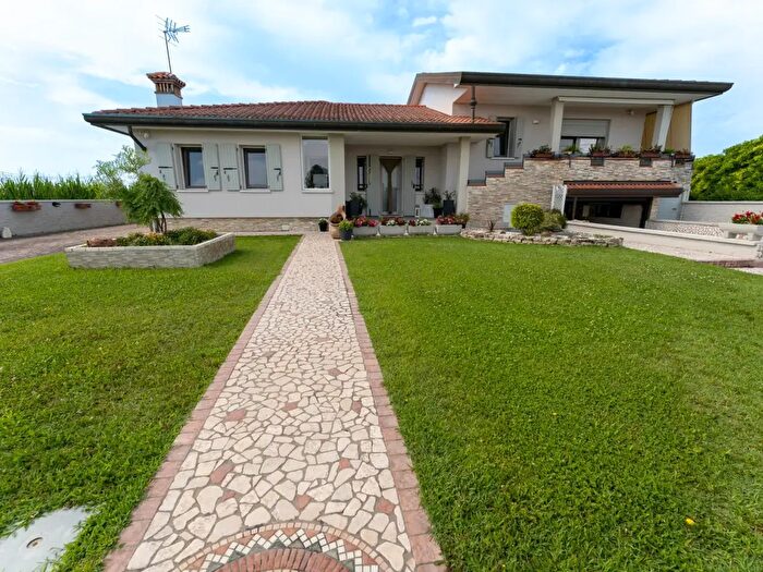 Casa quadrilocale in vendita in Via Giuseppe Verdi, Correzzola