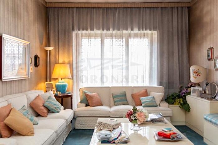 Appartamento con 5 locali in vendita in Via Vincenzo Ussani, Roma