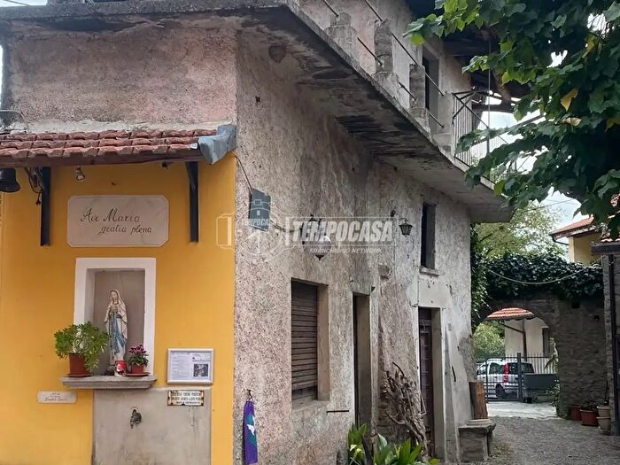 Casa bilocale in vendita in Via Cairoli, Nebbiuno