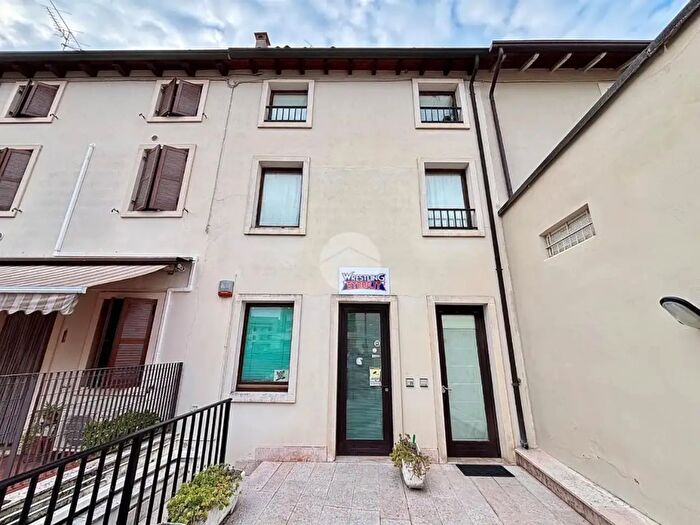 Casa quadrilocale in vendita in Via Venezia, San Giovanni Lupatoto