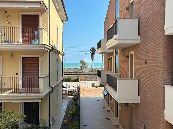 Appartamento con 7 locali in vendita in Via Cristoforo Colombo, Pineto