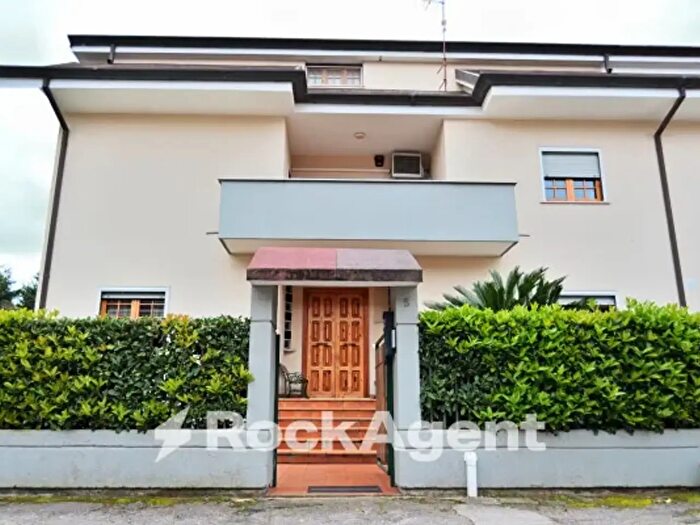 Casa con 6 locali in vendita in Via Ombrone, Latina