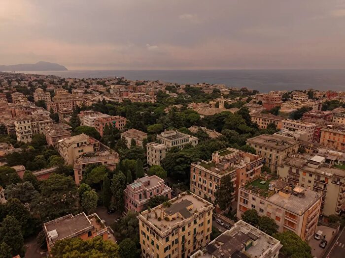Appartamento con 11 locali in vendita in Viale Francesco Causa, Genova