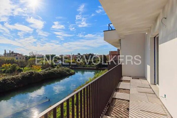 Appartamento trilocale in vendita in Via Malamocco, Venezia