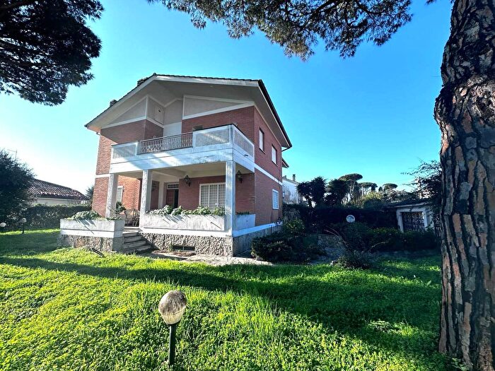 Casa con 8 locali in vendita in Anzio