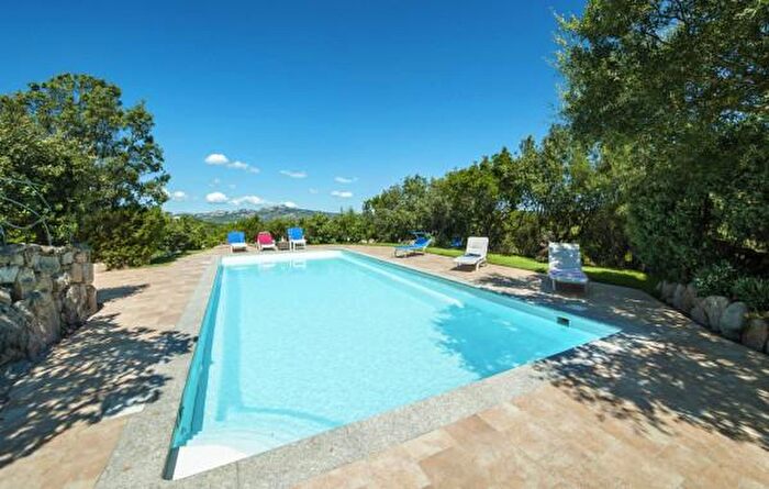 Casa con 6 locali in vendita in Via Monticanaglia, Arzachena