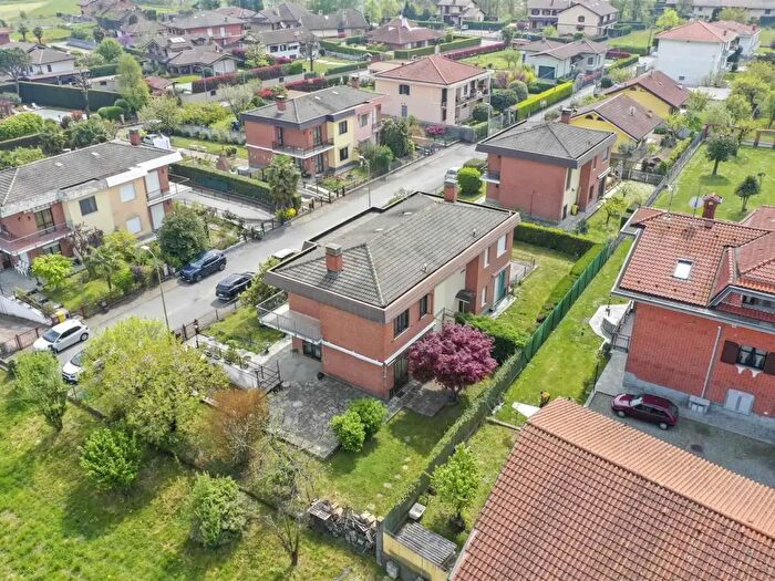 Casa con 8 locali in vendita in Via Tommaso Ferreri, Barbania