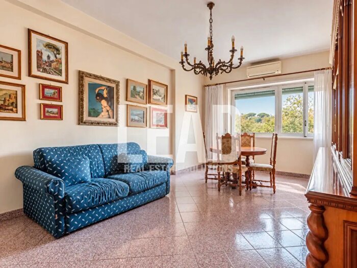 Appartamento trilocale in vendita in Via Pescaglia, Roma