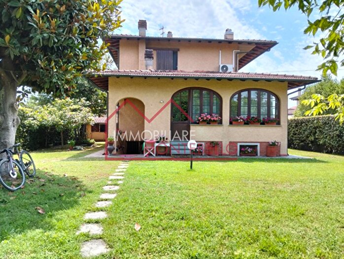 Casa con 10 locali in vendita in Forte Dei Marmi