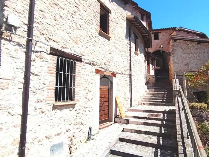 Appartamento trilocale in vendita in Via Aiule, Vallo Di Nera