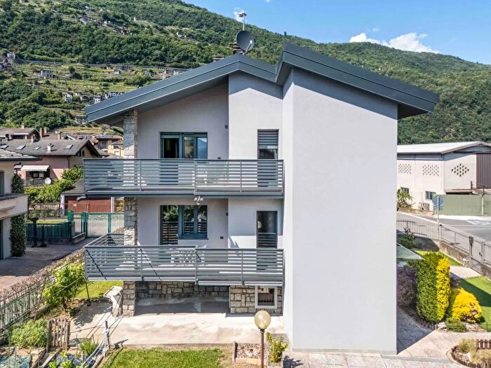 Casa con 8 locali in vendita in Via Ligari, Morbegno