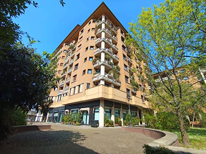 Appartamento trilocale in vendita in Via Valenza, Milano